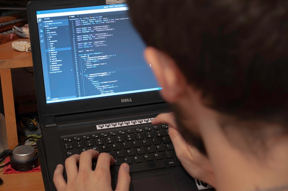 Miriam K. beim Arbeiten an Code